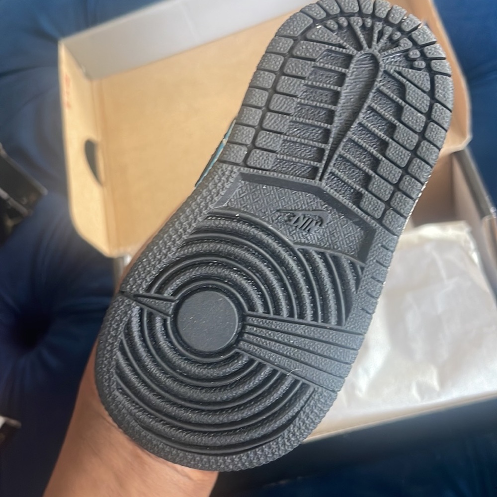 Nike - Picture 2 of 2